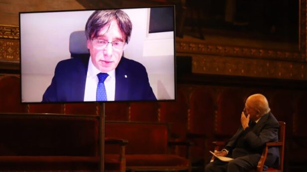 Presidents Puigdemont i Pujol acte cloenda Escolta Europa - paraninf UB